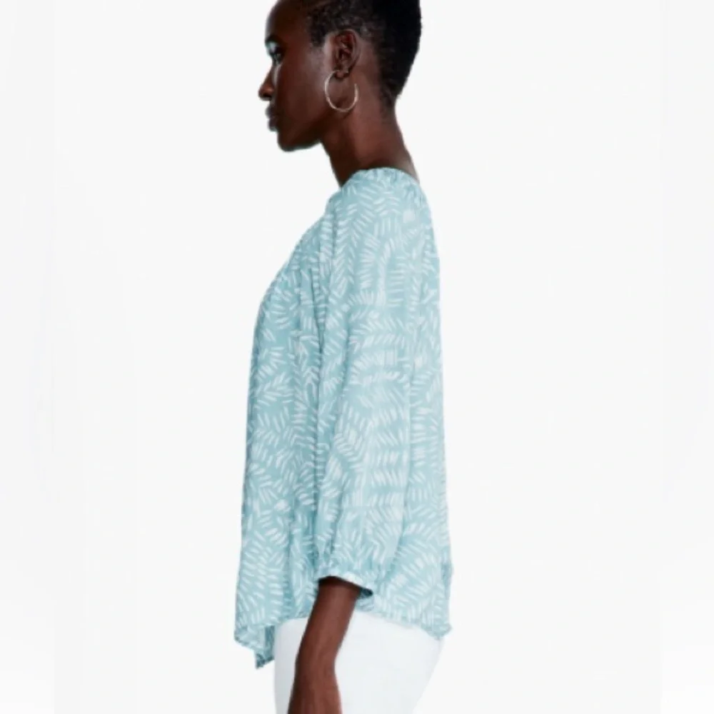 NWT NIC + Zoee Women's Blue Patterned In Stitches Buttondown Top (Medium)